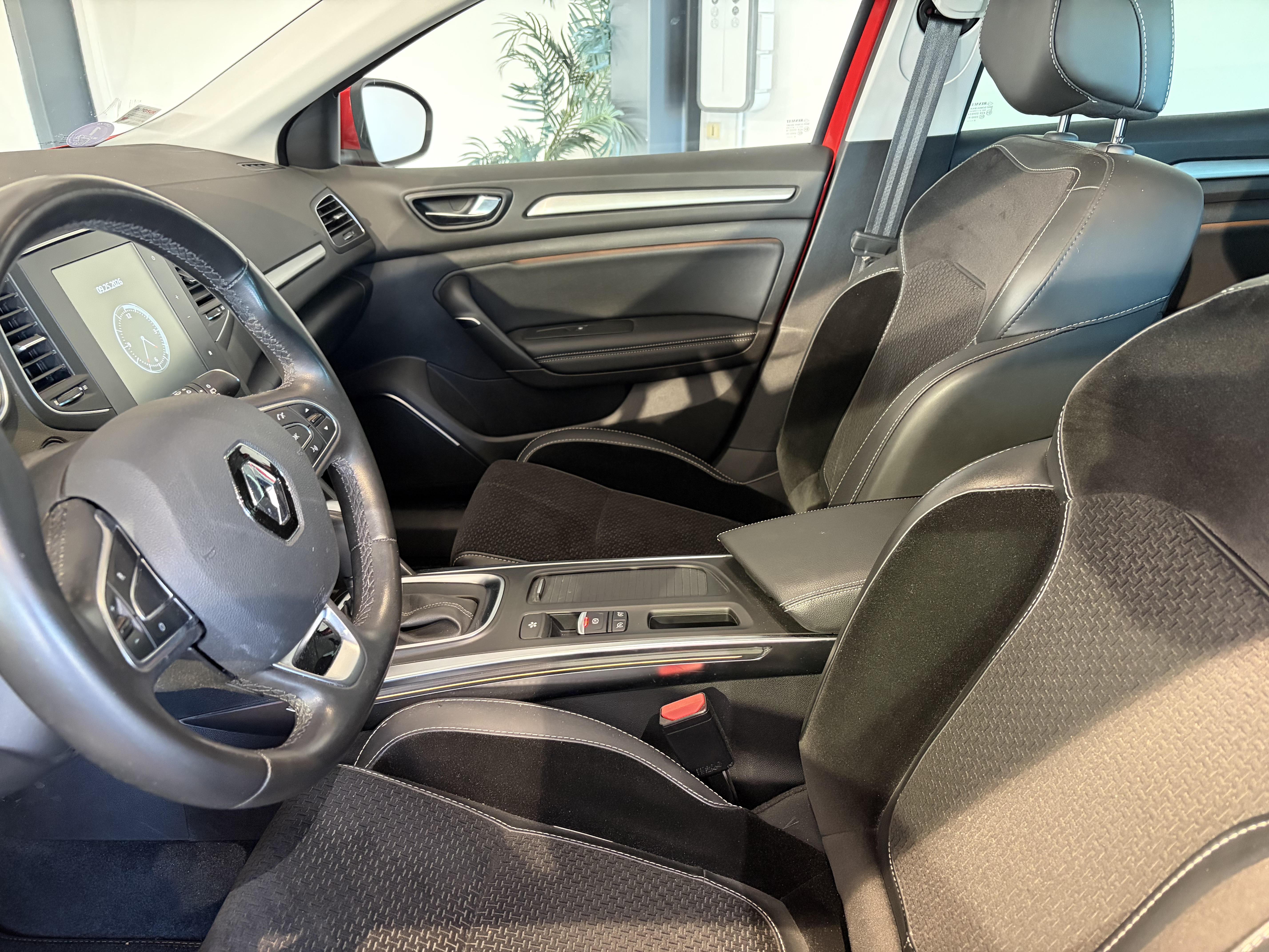 RENAULT_MEGANE-IV-BERLINE_COMMANDE-DE-COFFRE