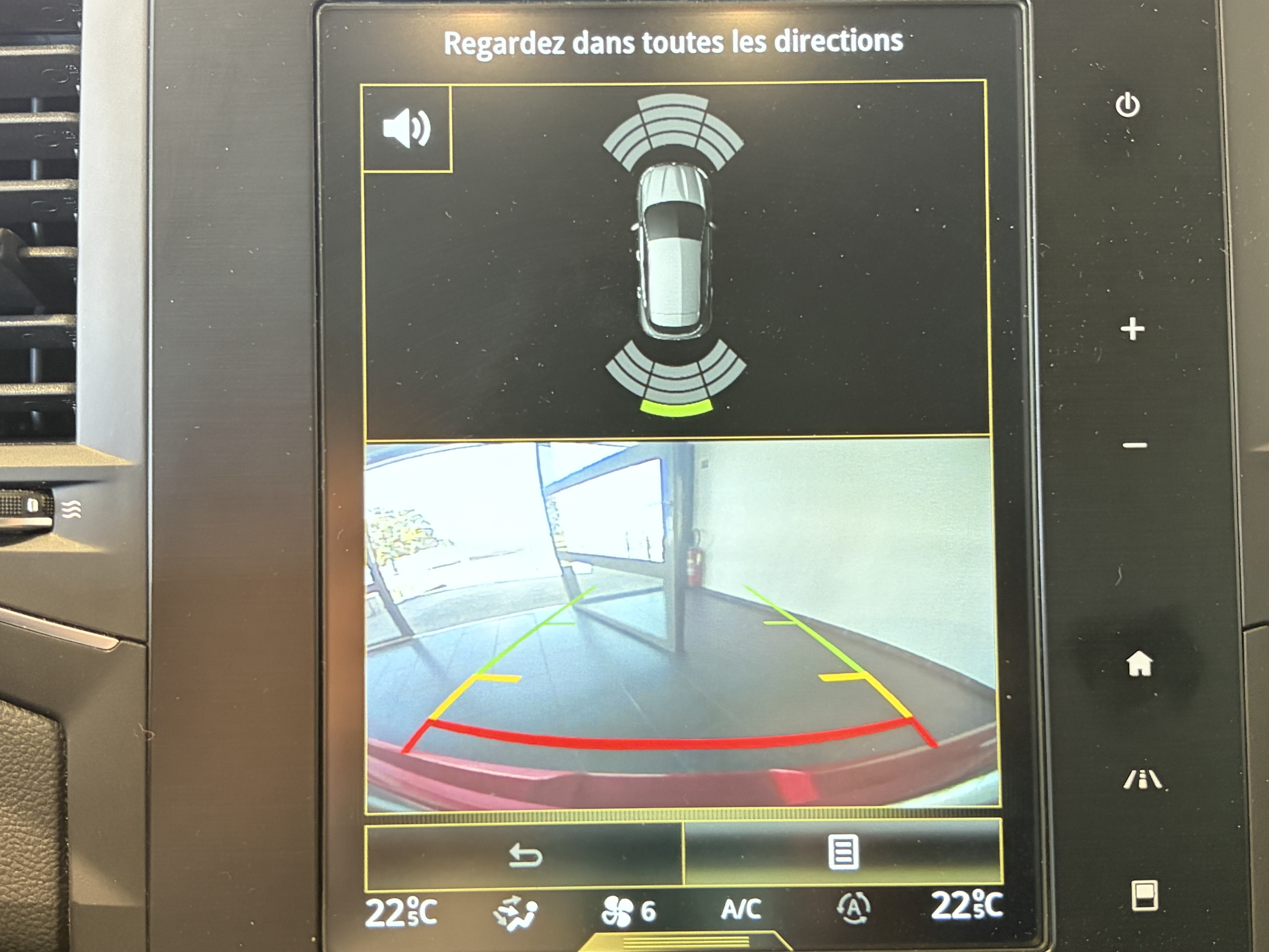 RENAULT_MEGANE-IV-BERLINE_CONSOLE-CENTRALE-CAMERA-DE-RECUL