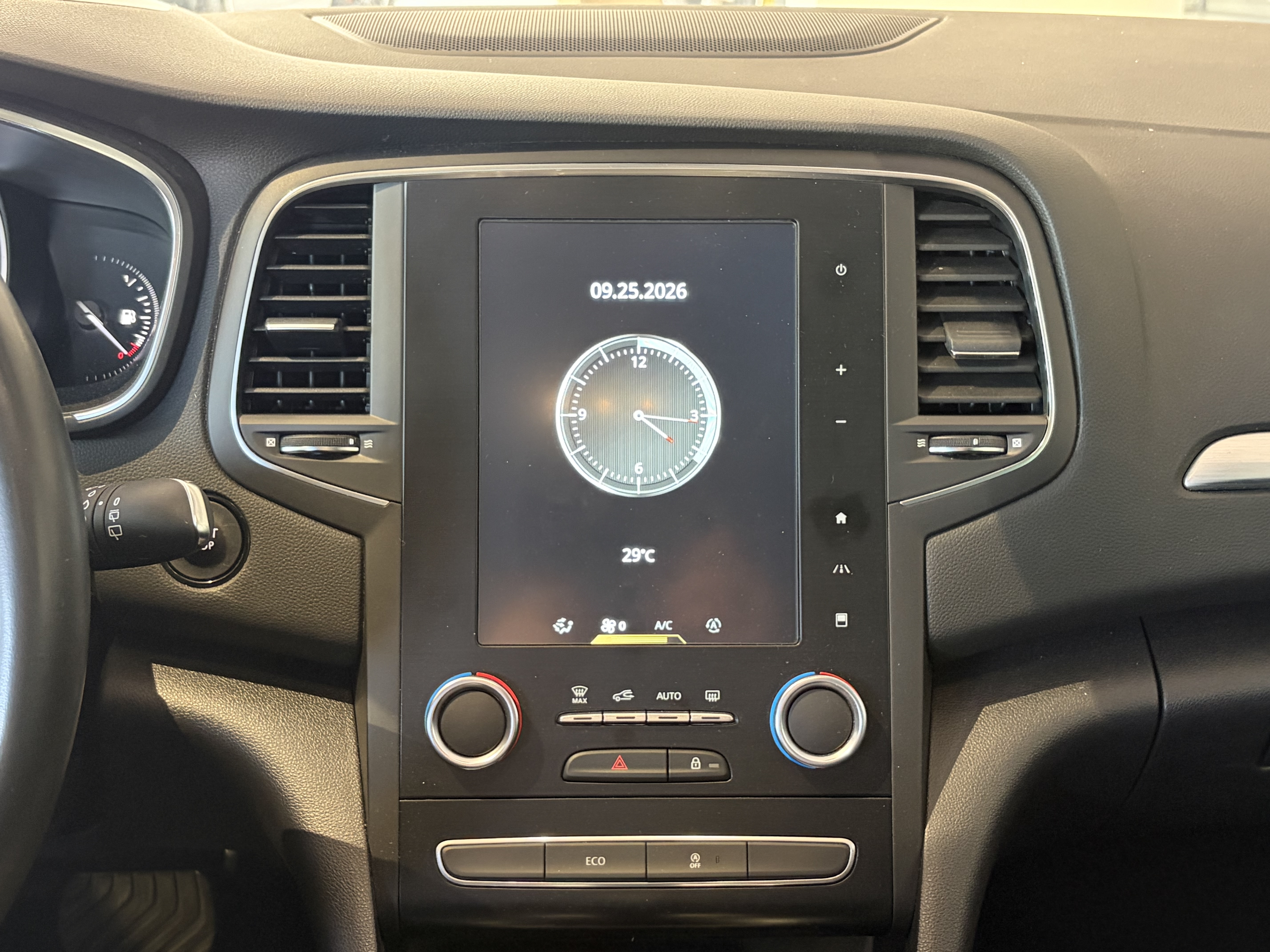 RENAULT_MEGANE-IV-BERLINE_CONSOLE-CENTRALE-GPS