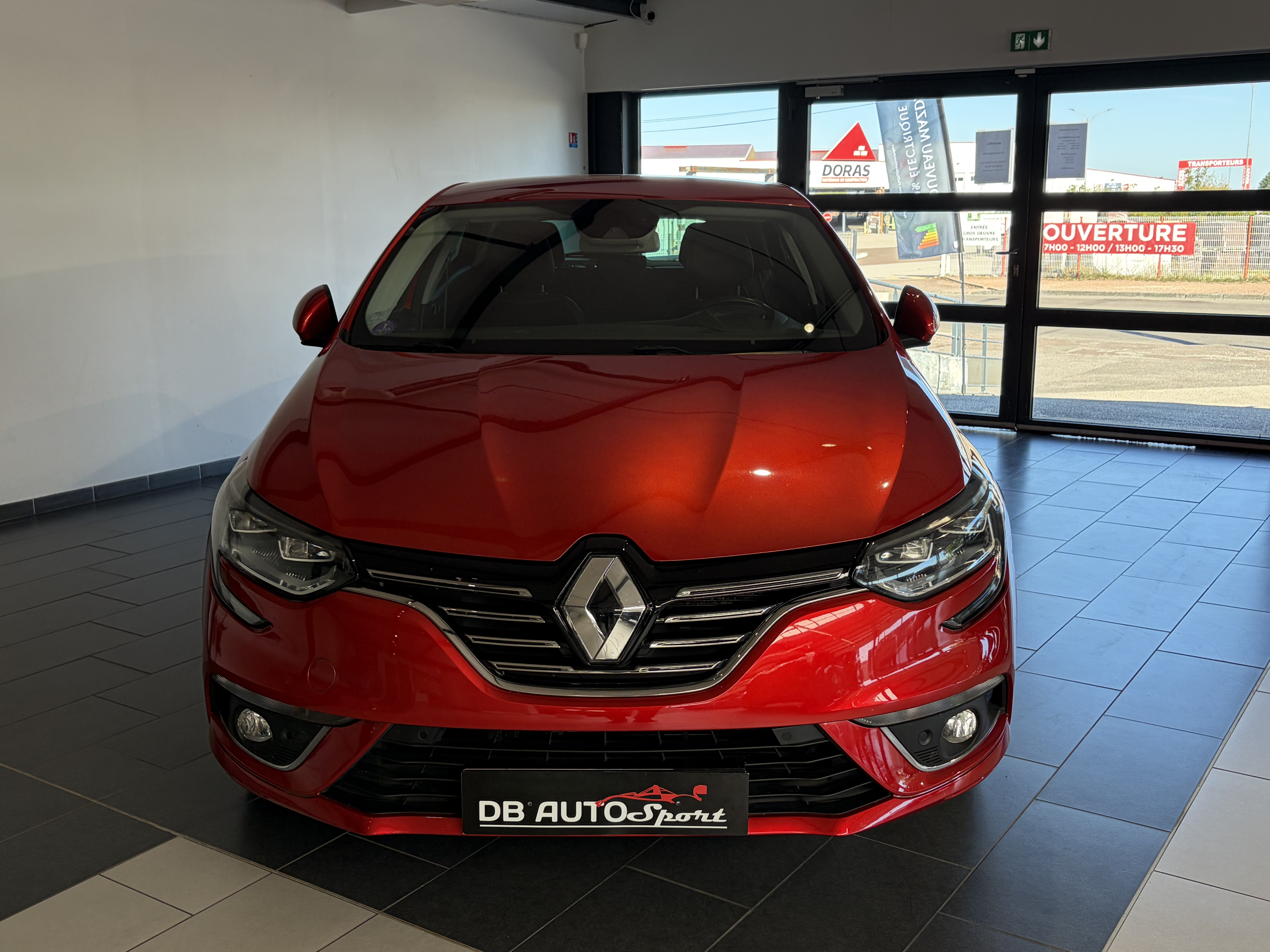 RENAULT_MEGANE-IV-BERLINE_FACE-AVANT