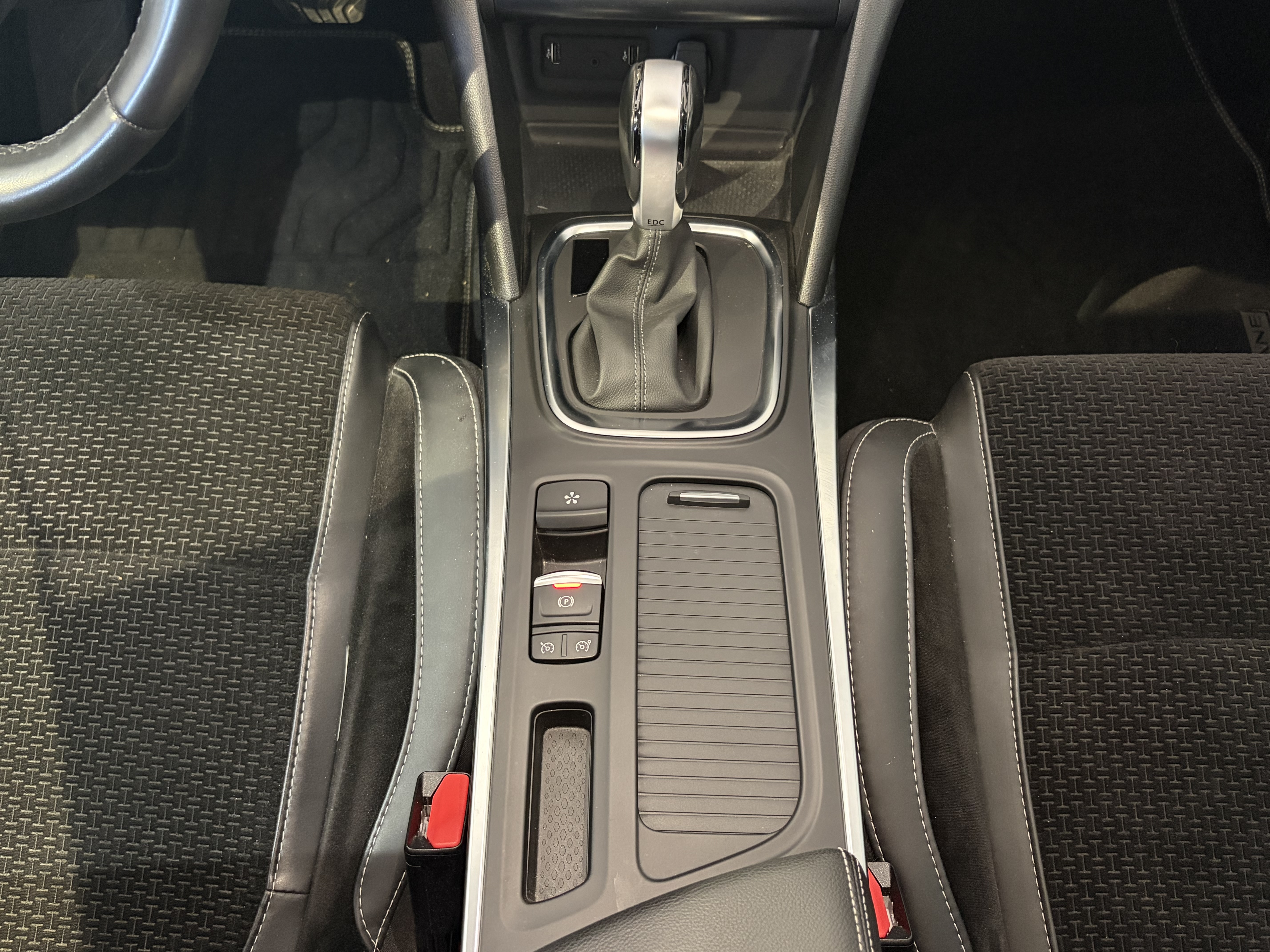 RENAULT_MEGANE-IV-BERLINE_LEVIER-DE-VITESSE