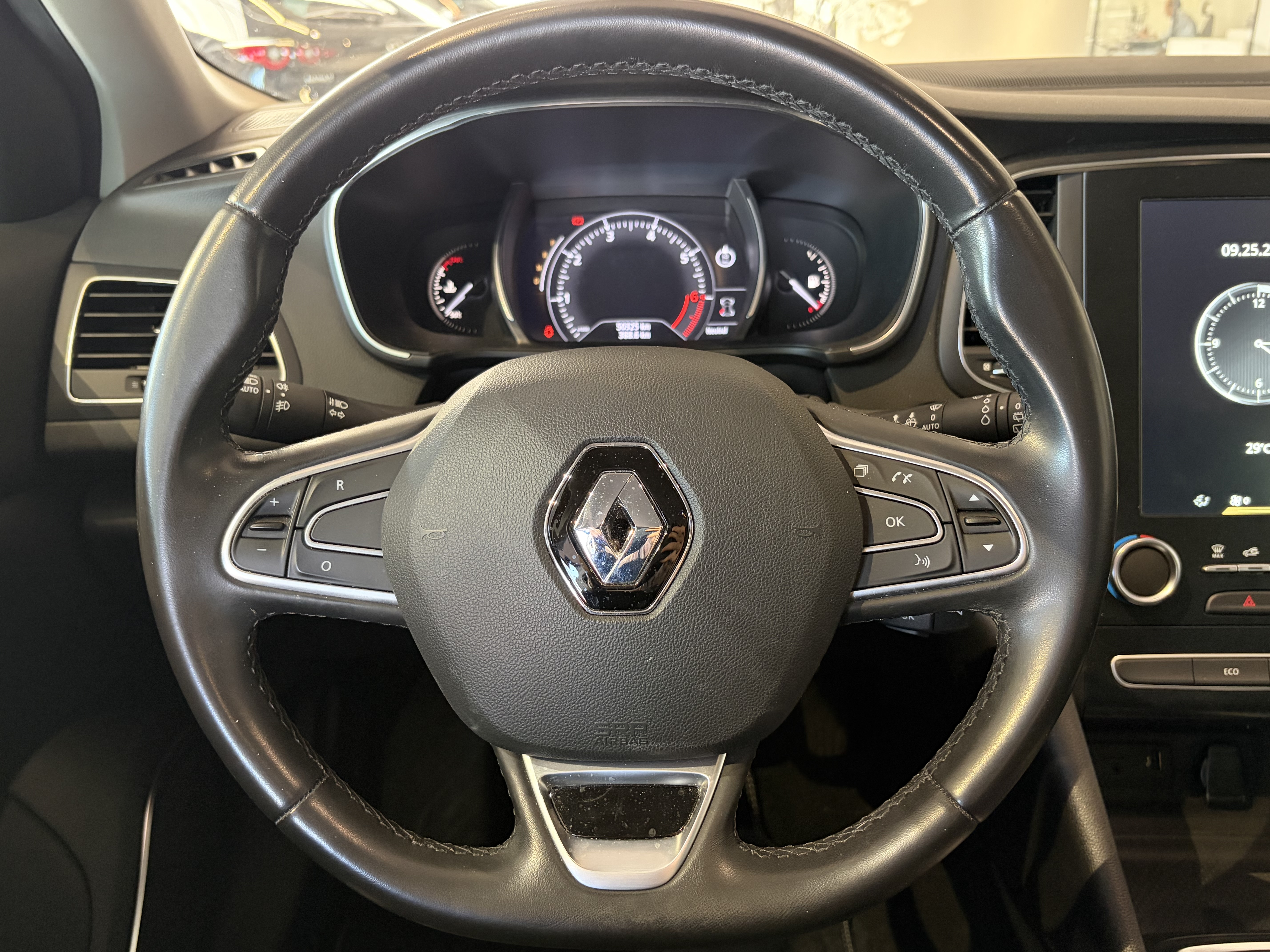 RENAULT_MEGANE-IV-BERLINE_POSTE-DE-PILOTAGE