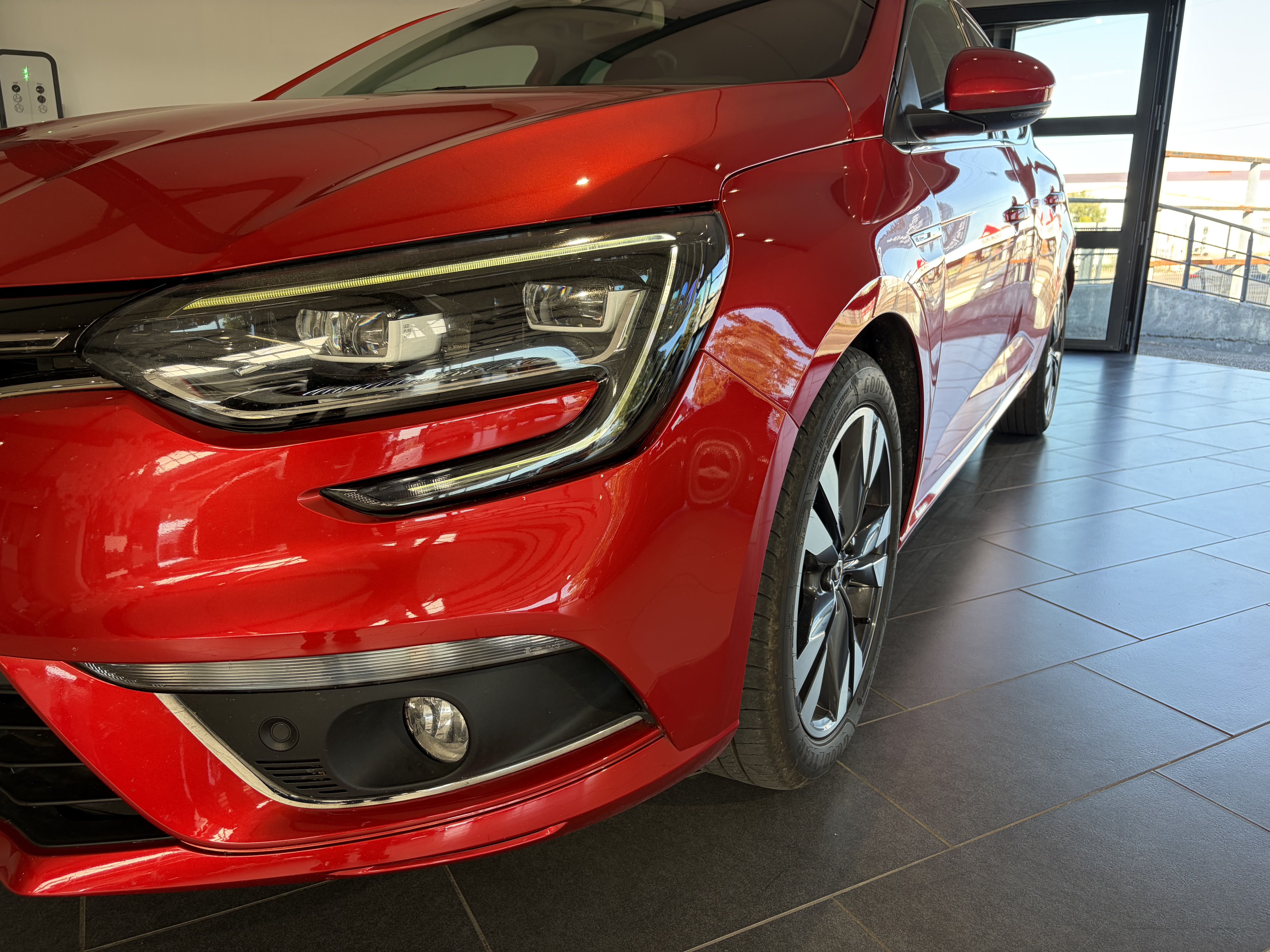 RENAULT_MEGANE-IV-BERLINE_PROFIL-DROIT