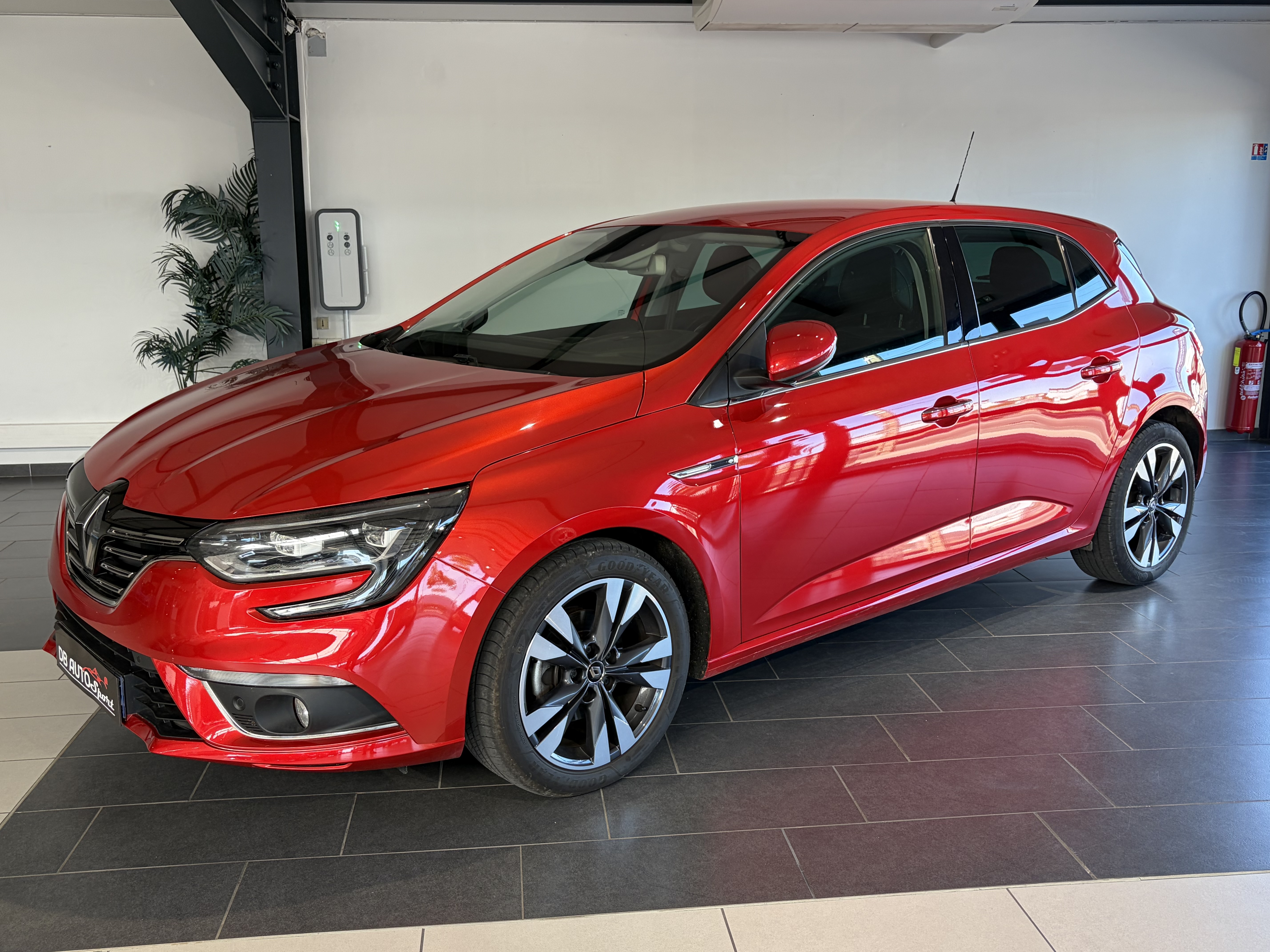 RENAULT_MEGANE-IV-BERLINE_PROFIL-GAUCHE