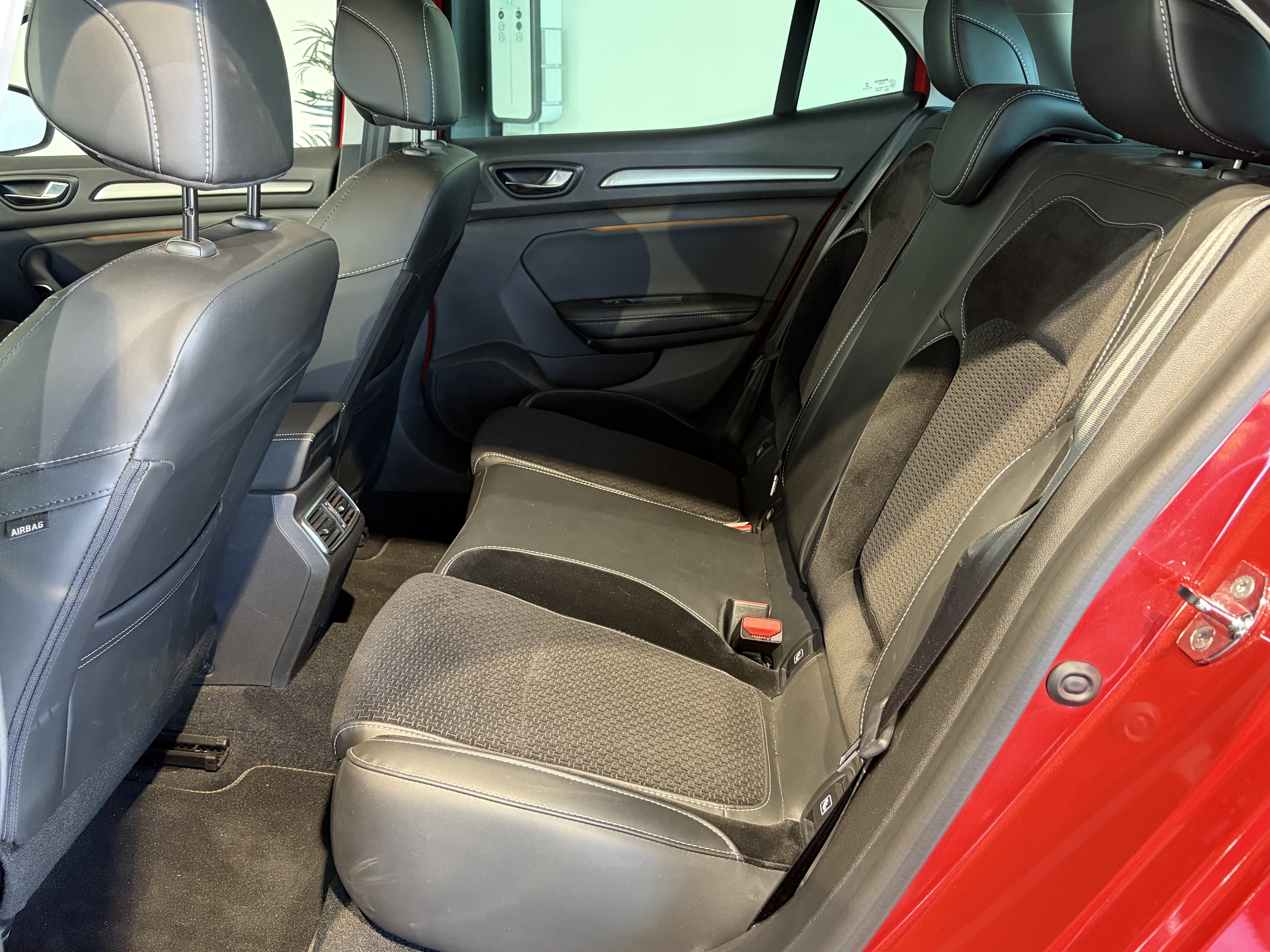 RENAULT_MEGANE-IV-BERLINE_SIEGE-ARRIERE-GAUCHE