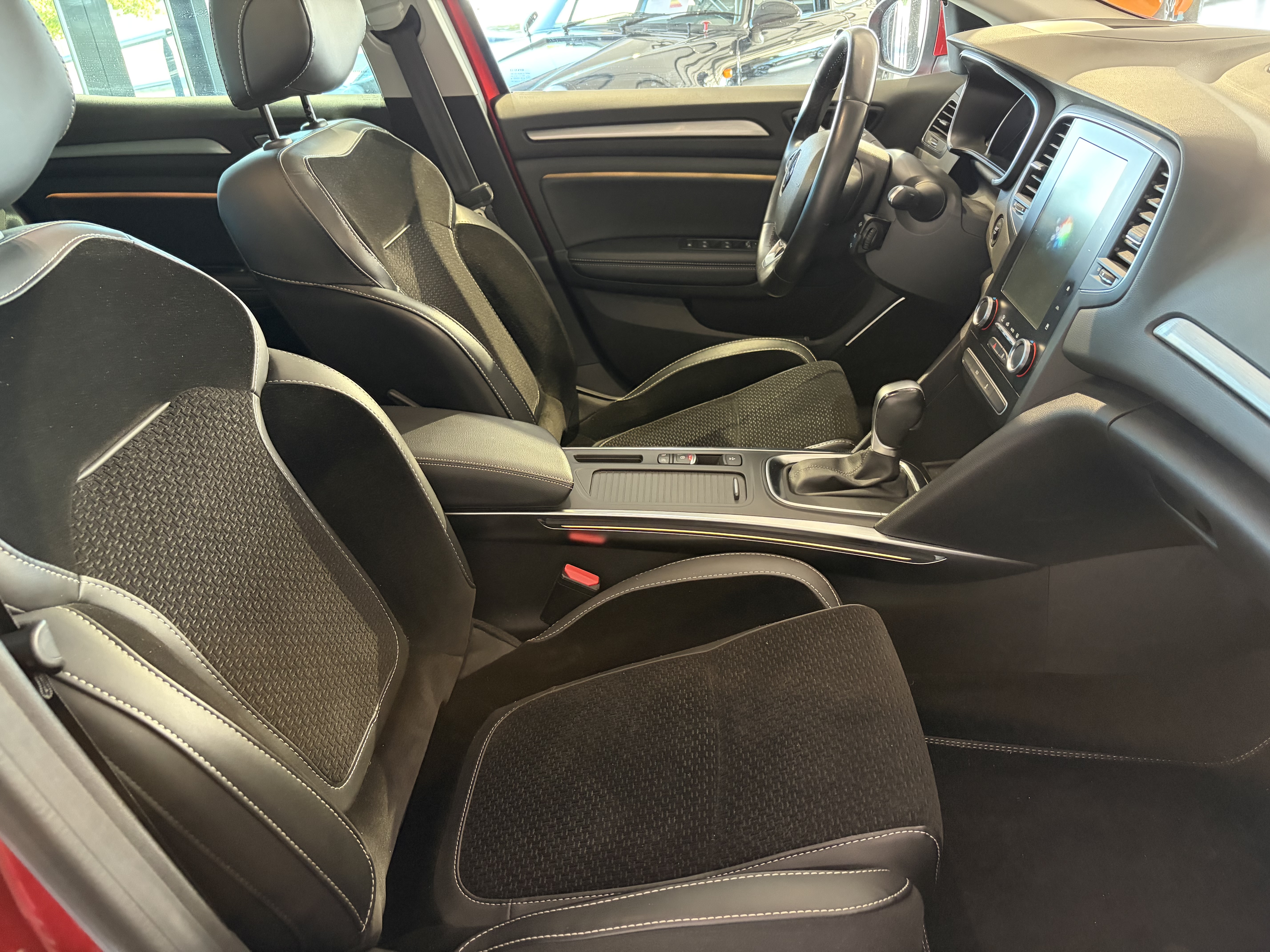 RENAULT_MEGANE-IV-BERLINE_SIEGE-AVANT-PASSAGER